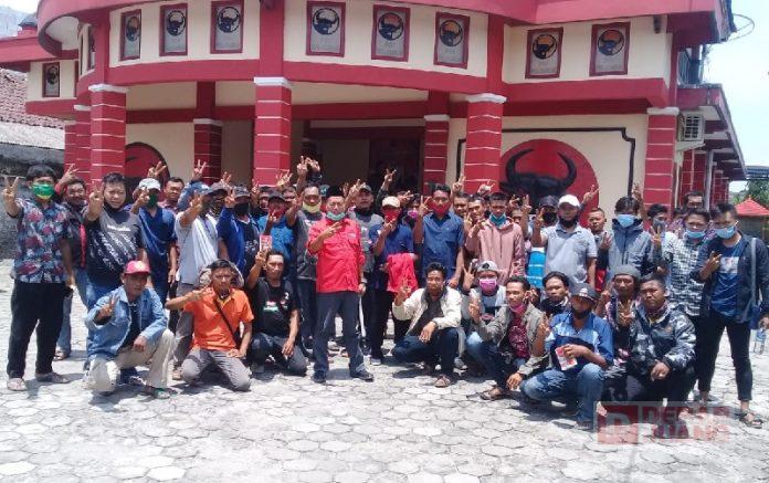 Antusiasme Kader PDI Perjuangan Lakukan Pengukuran Seragam Satgas