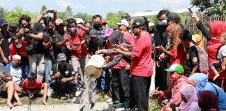 Bantu Kelestarian Lingkungan, Hj. Sri Mulyani Tebar Ikan ke Sungai
