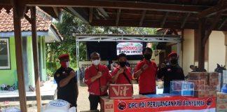 DPC PDI Perjuangan Banyumas Serahkan Bantuan Masyarakat Terdampak Banjir