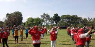 Hj. Kadarwati Senam Bersama Warga untuk Lawan Wabah Covid-19