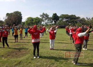 Hj. Kadarwati Senam Bersama Warga untuk Lawan Wabah Covid-19