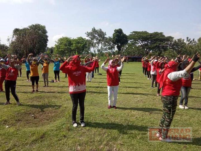 Hj. Kadarwati Senam Bersama Warga untuk Lawan Wabah Covid-19