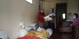 Hj. Sri Ruwiyati Serahkan Bantuan Korban Banjir di Kebumen