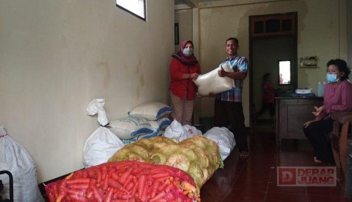 Hj. Sri Ruwiyati Serahkan Bantuan Korban Banjir di Kebumen