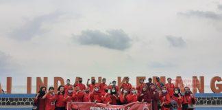 Kader Komunitas Juang Kendal Bagikan Masker di Pantai Indah Kemangi