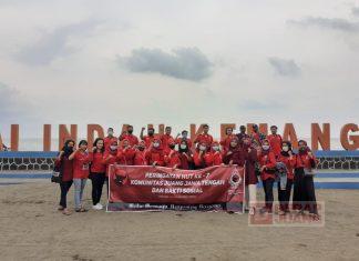 Kader Komunitas Juang Kendal Bagikan Masker di Pantai Indah Kemangi