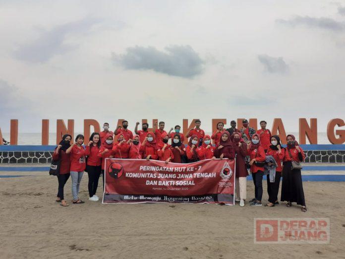 Kader Komunitas Juang Kendal Bagikan Masker di Pantai Indah Kemangi