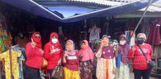 Kenalkan Paslon Nomor Urut Satu, Srikandi PDI Perjuangan Klaten Bagikan Masker di Pasar