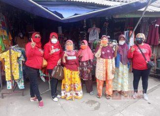 Kenalkan Paslon Nomor Urut Satu, Srikandi PDI Perjuangan Klaten Bagikan Masker di Pasar