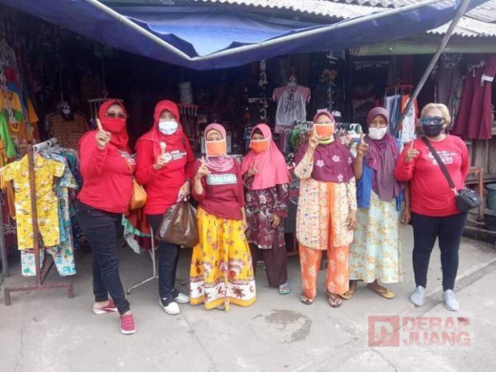 Kenalkan Paslon Nomor Urut Satu, Srikandi PDI Perjuangan Klaten Bagikan Masker di Pasar