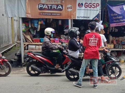 Komunitas Juang Kebumen Bagikan Masker Kepada Masyarakat