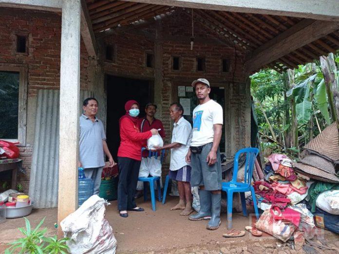 Ristawati Purwaningsih Berikan Bantuan Kepada Masyarakat Terdampak Tanah Longsor