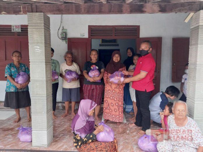 Sarno Berikan Bantuan Paket Sembako Kepada Masyarakat Terdampak Covid-19