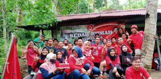 Semarak HUT Komunitas Juang, Kader Juang Banyumas Bedah Rumah Salah Satu Kader Terbaik