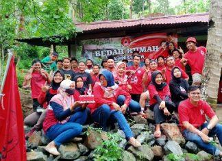 Semarak HUT Komunitas Juang, Kader Juang Banyumas Bedah Rumah Salah Satu Kader Terbaik