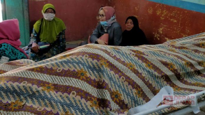 Senior PDI Perjuangan Kota Tegal Tutup Usia, Hj. Rosalina Sambangi Keluarga Duka