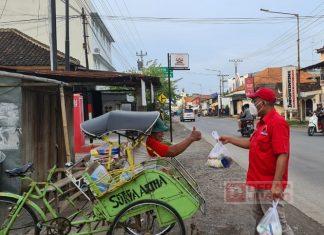 Sosialisasikan TIM, H. Munawir Bagikan Sembako
