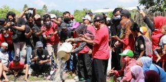 Sri Mulyani Tebar Ikan di Sungai untuk Membantu Kelestarian Lingkungan.