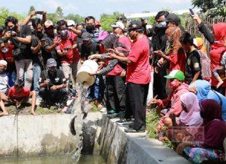 Sri Mulyani Tebar Ikan di Sungai untuk Membantu Kelestarian Lingkungan.