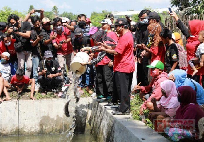 Sri Mulyani Tebar Ikan di Sungai untuk Membantu Kelestarian Lingkungan.