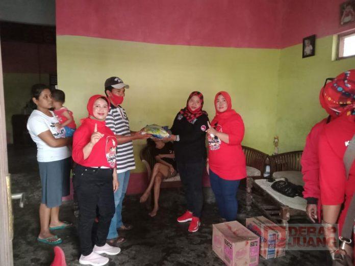Srikandi PDI Perjuangan Klaten Bagikan Sembako Kepada Masyarakat Terdampak Covid-19