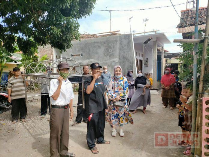 Wujudkan Aspirasi Konstituen, Hj. Rosalina Berikan Bantuan Keranda