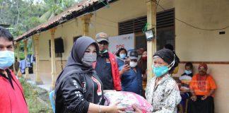 Hj. Sri Mulyani Berikan Bantuan Logistik Pengungsi Merapi di Desa Balerante