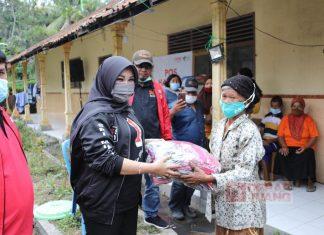 Hj. Sri Mulyani Berikan Bantuan Logistik Pengungsi Merapi di Desa Balerante