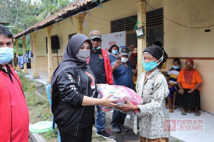 Hj. Sri Mulyani Berikan Bantuan Logistik Pengungsi Merapi di Desa Balerante