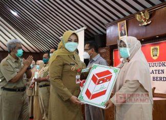 Hj. Sri Mulyani Serahkan Bantuan Faskes Pencegahan Covid-19 Secara Simbolis