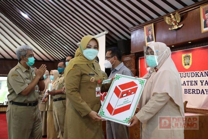 Hj. Sri Mulyani Serahkan Fasilitas Kesehatan