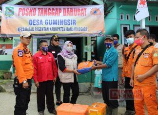 Hj. Sri Ruwiyati Serahkan Bantuan Kepada Masyarakat Terdampak Bencana Alam di Banjarnegara