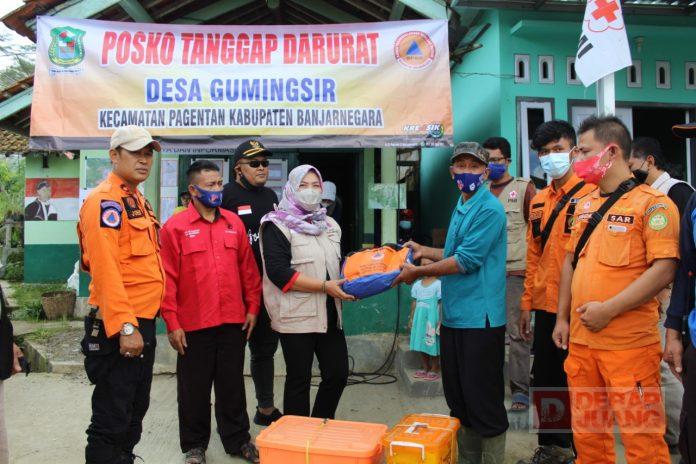 Hj. Sri Ruwiyati Serahkan Bantuan Kepada Masyarakat Terdampak Bencana Alam di Banjarnegara