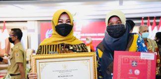 Hj.Sri Mulyani Terima Piagam Penghargaan Peduli HAM 2020