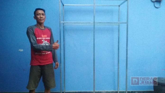 Kader PDI Perjuangan Banjarnegara Tekuni Usaha Pembuatan Almari dan Rak Bunga