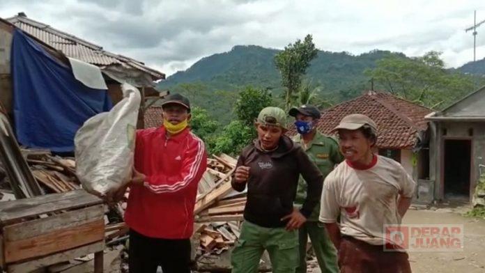 Ketua PAC Pagentan Bantu Proses Evakuasi Bencana Alam Bersama TNI-Polri