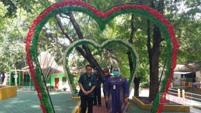 Kunjungi Obyek Wisata, Mbak Yuni Sosialisasikan Kebijakan Malam Tahun Baru