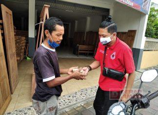 Masa Pandemi Covid-19, Komunitas Juang Banyumas Bagikan Nasi Bungkus Kepada Masyarakat