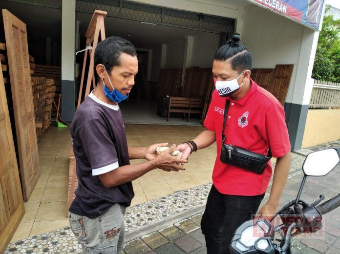 Masa Pandemi Covid-19, Komunitas Juang Banyumas Bagikan Nasi Bungkus Kepada Masyarakat