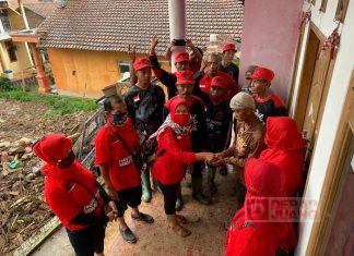 PAC PDI Perjuangan Paguyangan Berikan Bantuan Kepada Masyarakat Terdampak Tanah Longsor