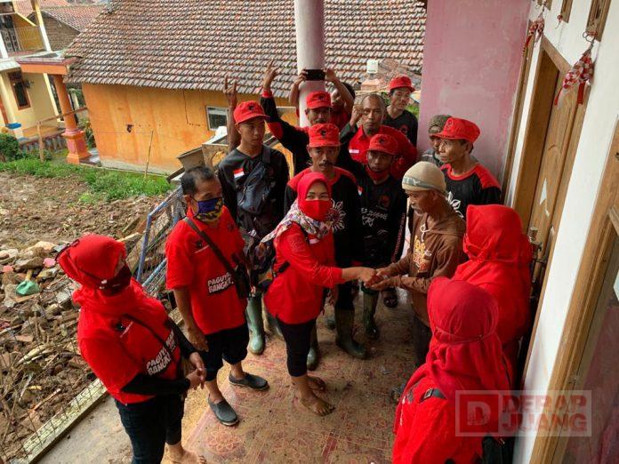PAC PDI Perjuangan Kecamatan Paguyangan Berikan Bantuan Kepada Masyarakat Terdampak Tanah Longsor