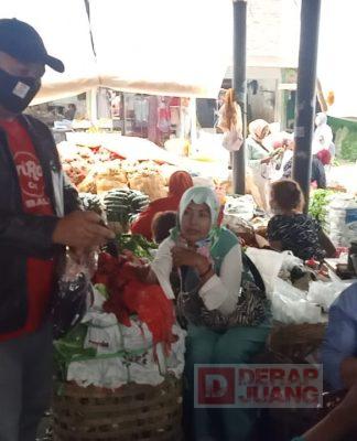 Lonjakan Covid-19, Relawan Ngesti-Basari Bagikan Masker