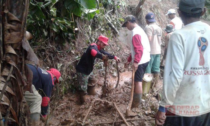 SATGAS Juang NKRI PDI Perjuangan Brebes Gotong Royong dengan Masyarakat
