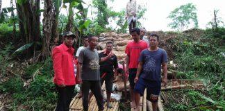 A’a Ipung Gotong Royong Bantu Masyarakat Benahi Tanggul Jebol