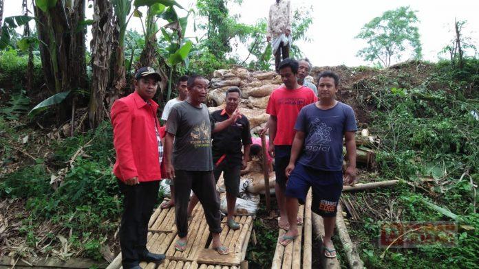 Aa-Ipung-Gotong-Royong-Bantu-Masyarakat-Benahi-Tanggul-Jebol-1