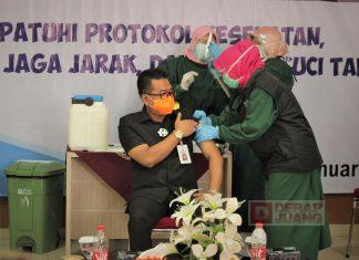 Bambang Irawan Menjadi Penerima Vaksin Pertama di Kabupaten Purbalingga
