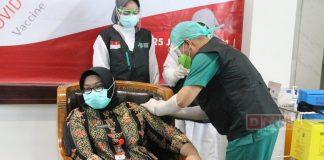 Buktikan Vaksinasi Covid-19 Aman dan Halal, Mbak Yuni Menjadi Peserta Pertama Penerima Vaksin di Kabupaten Sragen