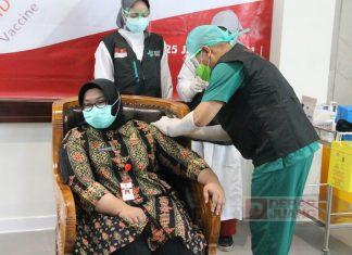 Buktikan Vaksinasi Covid-19 Aman dan Halal, Mbak Yuni Menjadi Peserta Pertama Penerima Vaksin di Kabupaten Sragen