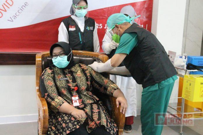 Buktikan Vaksinasi Covid-19 Aman dan Halal, Mbak Yuni Menjadi Peserta Pertama Penerima Vaksin di Kabupaten Sragen