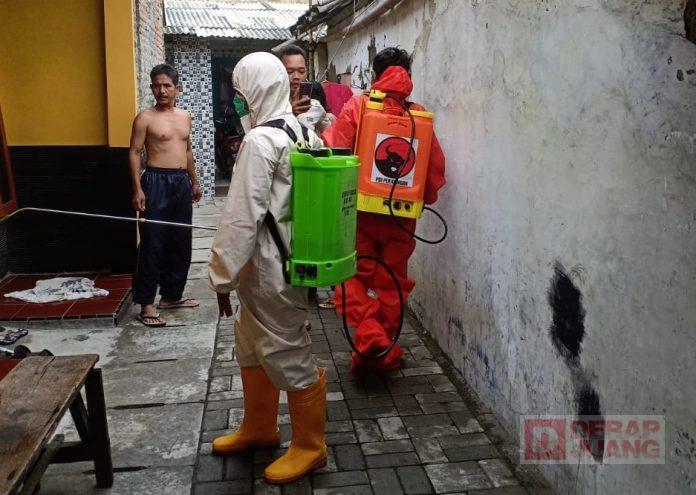 DPC PDI Perjuangan Kota Tegal Kembali Lakukan Penyemprotan Disinfektan di Lingkungan Masyarakat